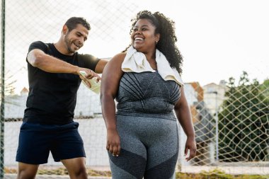 Kıvrımlı kadınla çalışan kişisel antrenör - Spor insanları yaşam tarzı konsepti