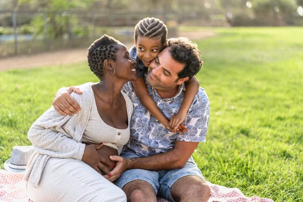 Feliz Família Multirracial Divertindo Juntos Parque — Fotografia de Stock