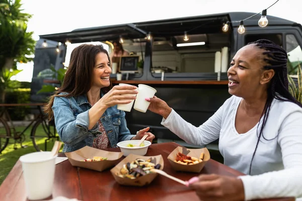 Gelukkig Multiraciale Senior Vrienden Hebben Plezier Eten Een Straat Voedsel — Stockfoto