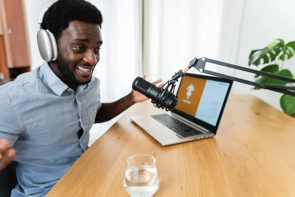 Hombre Africano Grabando Podcast Usando Micrófono Portátil Desde Estudio Casa — Foto de Stock