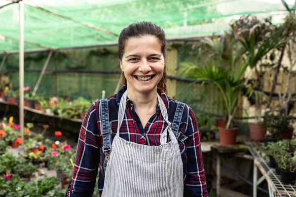 Feliz Sorrindo Mulher Trabalhando Loja Jardim Flores — Fotografia de Stock