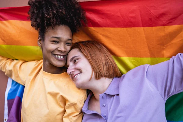 Feliz Pareja Gay Celebrando Orgullo Sosteniendo Bandera Arco Iris Aire — Foto de Stock