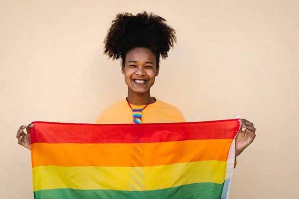 Wanita Gay Afrika Yang Bahagia Merayakan Kebanggaan Memegang Bendera Pelangi — Stok Foto