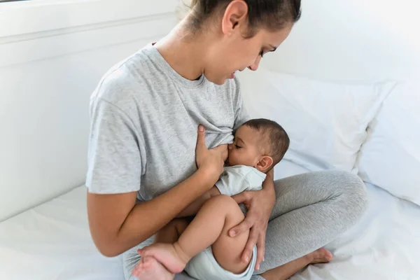 Ibu Yang Bahagia Menyusui Bayi Kecilnya Tempat Tidur Konsep Keluarga — Stok Foto