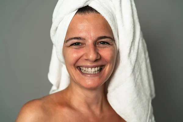 Happy Woman Having Skin Care Spa Day Konsep Gaya Hidup — Stok Foto