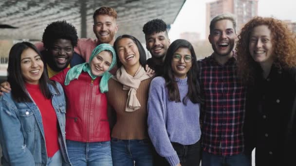 Genç Çoklu Etnik Arkadaşlar Şehirde Birlikte Takılıp Eğleniyorlar Arkadaşlık Çeşitlilik — Stok video