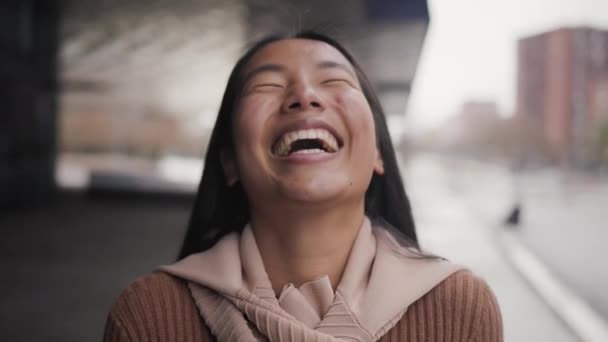 幸せなアジアの女の子笑顔でカメラ — ストック動画