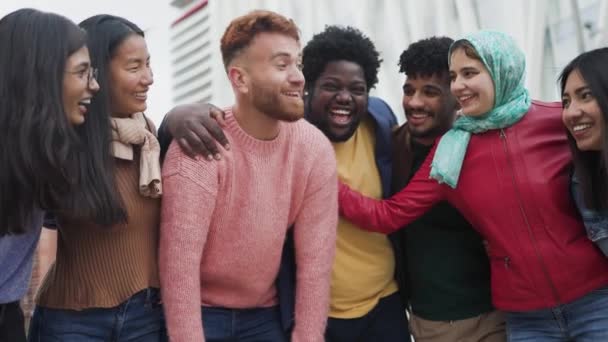 Genç Çok Irklı Arkadaşlar Şehirde Birlikte Vakit Geçiriyorlar Arkadaşlık Çeşitlilik — Stok video