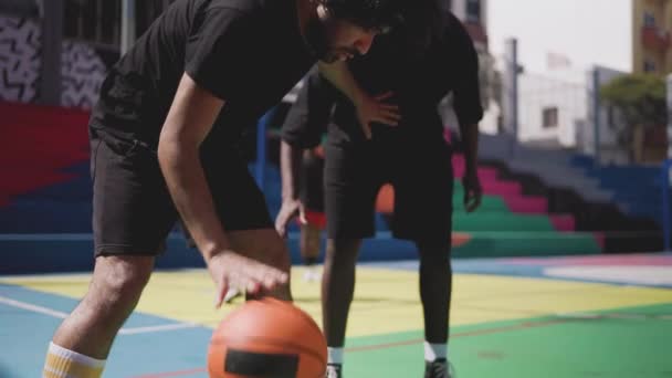 Jóvenes Amigos Jugando Baloncesto Aire Libre Concepto Estilo Vida Deporte — Vídeos de Stock