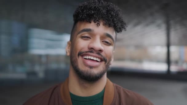 Šťastný Mladý Latinský Muž Usmívá Před Kamerou — Stock video