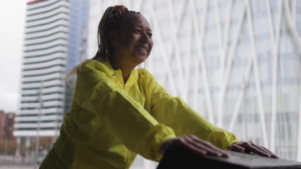 Mujer Africana Mayor Haciendo Ejercicios Calentamiento Antes Correr Ciudad Adultos — Vídeo de stock