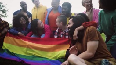 Eşcinsel onur festivali LGBTQ topluluk konseptini kutlayan çeşitli genç arkadaşlar