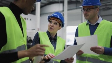 Robot fabrikasında çalışan çok ırklı mühendisler ekibi - Teknoloji endüstrisi konsepti 