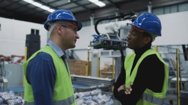 Robot fabrikasında çalışan çok ırklı mühendisler - Teknoloji endüstrisi konsepti 