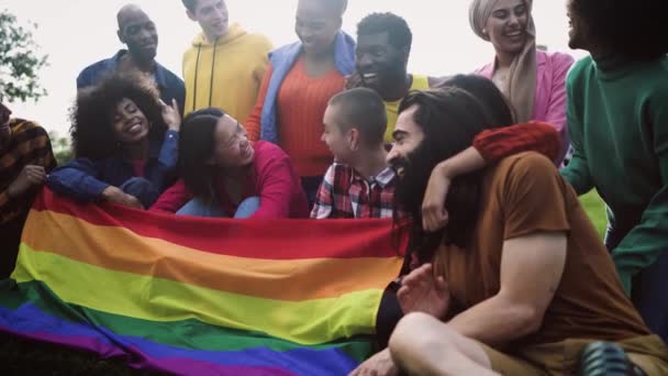 Счастливые Молодые Друзья Празднующие Гей Парад Концепция Сообщества Lgbtq — стоковое видео