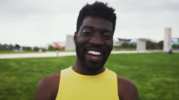 Szczęśliwy Afrykański Gej Człowiek Świętuje Dumy Festiwal Lgbtq Społeczność Pojęcie — Wideo stockowe