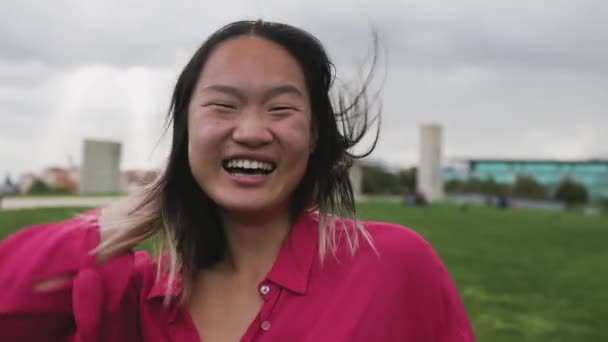 Glücklich Asiatisch Frau Having Spaß Ein Park — Stockvideo
