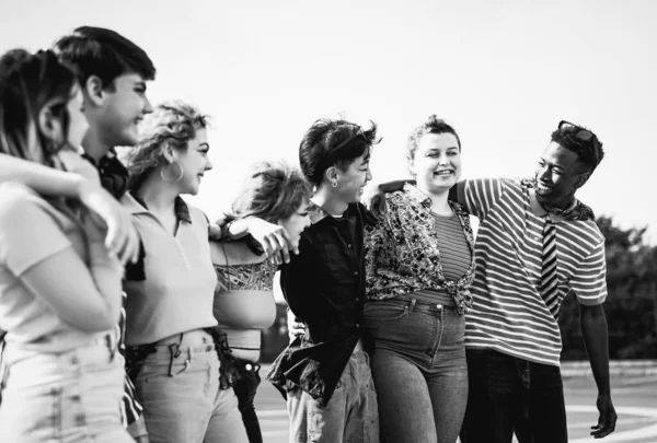 Jovens Amigos Felizes Geração Divertindo Juntos Edição Preto Branco — Fotografia de Stock