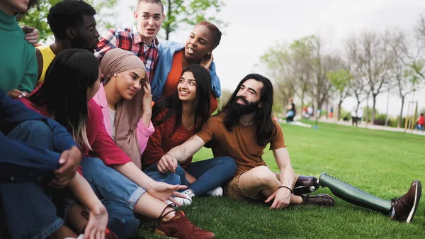 Grupp Unga Flerrasvänner Som Roar Sig Tillsammans Parken Vänskap Och — Stockfoto