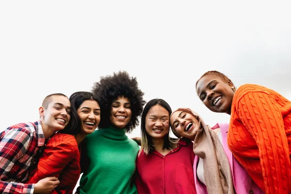 Щасливі Молоді Багатонаціональні Жінки Розважаються Місті Різноманітність Концепція Дружби — стокове фото