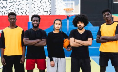 Bir grup çok ırklı insan dışarıda basketbol oynayarak eğleniyor - şehir sporları yaşam tarzı konsepti