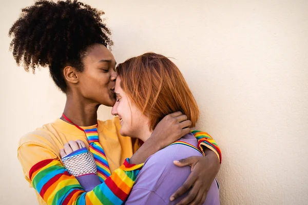 Mutlu Kadın Eşcinsel Çift Açık Havada Hassas Anlar Yaşıyor Lgbt — Stok fotoğraf