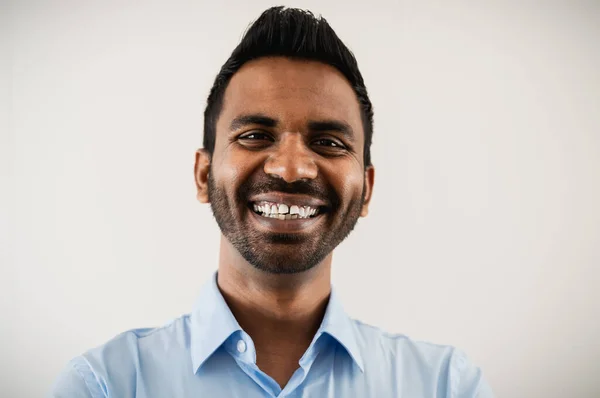 Pria India Yang Bahagia Tersenyum Dalam Kamera Dalam Kantor — Stok Foto