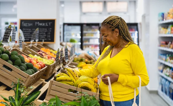 Senior African Woman Buying Fresh Fruits Supermarket — Stok Foto