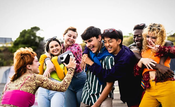 Happy Young Diverse Friends Having Fun Old Vintage Video Camera — Photo