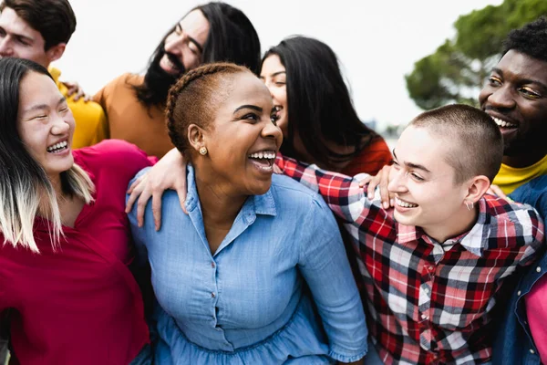 Jóvenes Amigos Multirraciales Divirtiéndose Juntos Pasando Rato Ciudad Concepto Amistad — Foto de Stock