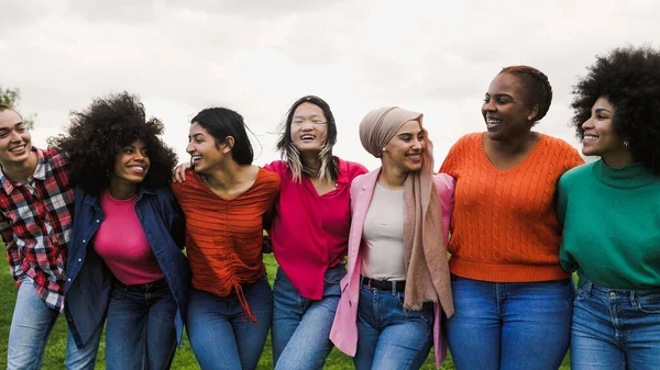 Jovens Felizes Multi Mulheres Étnicas Divertindo Parque Diversidade Conceito Amizade — Fotografia de Stock