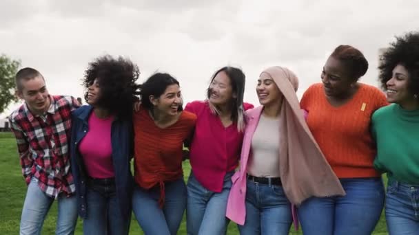 Gelukkig Jong Multi Etnische Vrouwen Hebben Plezier Een Park Diversiteit — Stockvideo