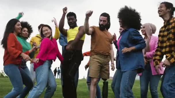 Unge Multirasevenner Som Har Det Gøy Sammen Park Vennskap Mangfold – stockvideo