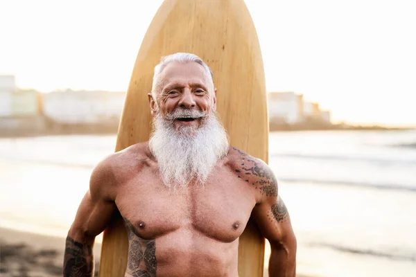 Senior Fit Mann Hat Spaß Beim Surfen Tropischen Strand Ältere — Stockfoto