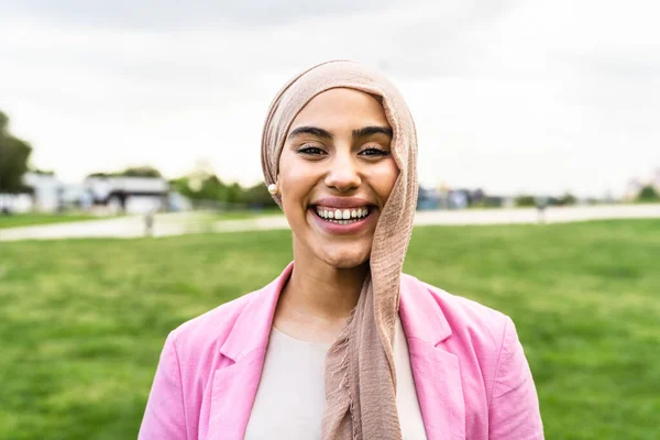 Wanita Muslim Yang Bahagia Bersenang Senang Sambil Berpose Depan Kamera — Stok Foto