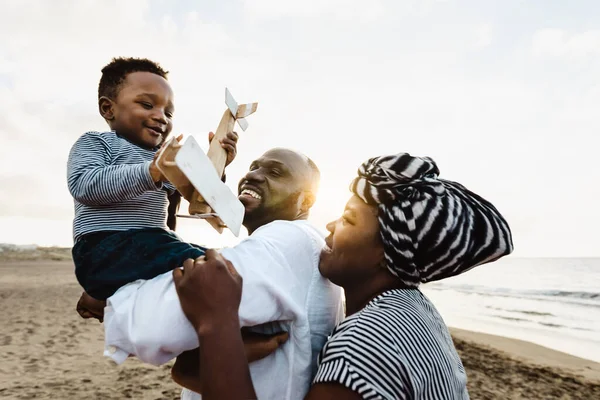 Família Africana Feliz Divertindo Praia Durante Férias Verão Amor Dos — Fotografia de Stock