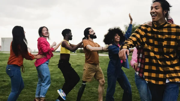 Jovens Amigos Multirraciais Divertindo Dançando Juntos Parque Conceito Amizade Diversidade — Fotografia de Stock