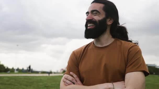 Ευτυχισμένος Hipster Άνθρωπος Μακριά Μαλλιά Διασκεδάζοντας Χαμογελώντας Ένα Πάρκο — Αρχείο Βίντεο