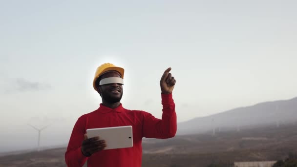 Afrikanischer Ingenieur Arbeitet Mit Futuristischer Brille Auf Baustelle Technologie Und — Stockvideo