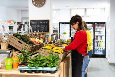 Meyve pazarında çalışan çok ırklı çalışanlar