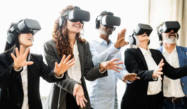 Fütüristik sanal gerçeklik gözlüğü teknolojisi takan çok ırklı iş adamları