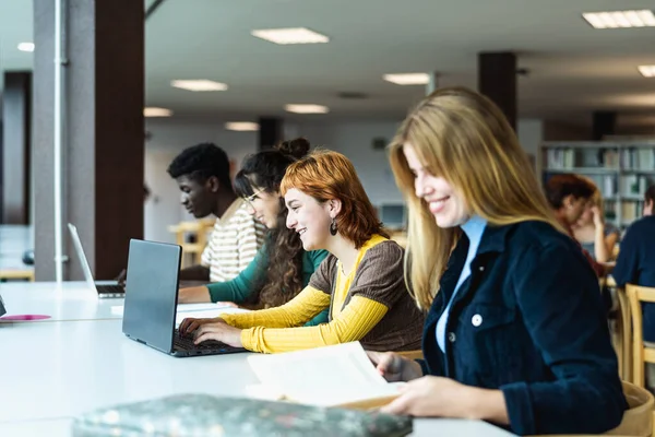 Ungdomar Som Studerar Biblioteket Skolans Utbildningskoncept — Stockfoto