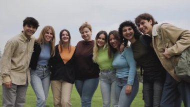 Üniversitenin dışında eğlenen mutlu bir grup genç - genç öğrenciler yaşam tarzı konsepti