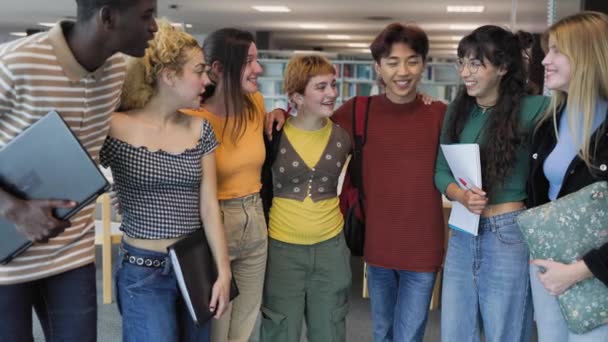 大学の中で楽しい10代の若者の幸せなグループ 若者のライフスタイルの概念 — ストック動画