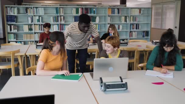 Giovani Diversi Che Studiano Biblioteca Concetto Istruzione Scolastica — Video Stock