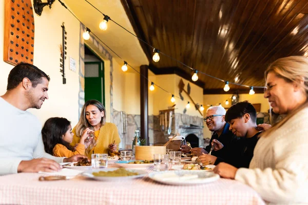 Feliz Familia Latina Divirtiéndose Almorzando Juntos Casa —  Fotos de Stock
