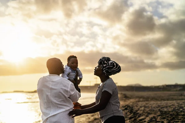 Щаслива Африканська Сім Під Час Літніх Канікул Розважається Пляжі — стокове фото