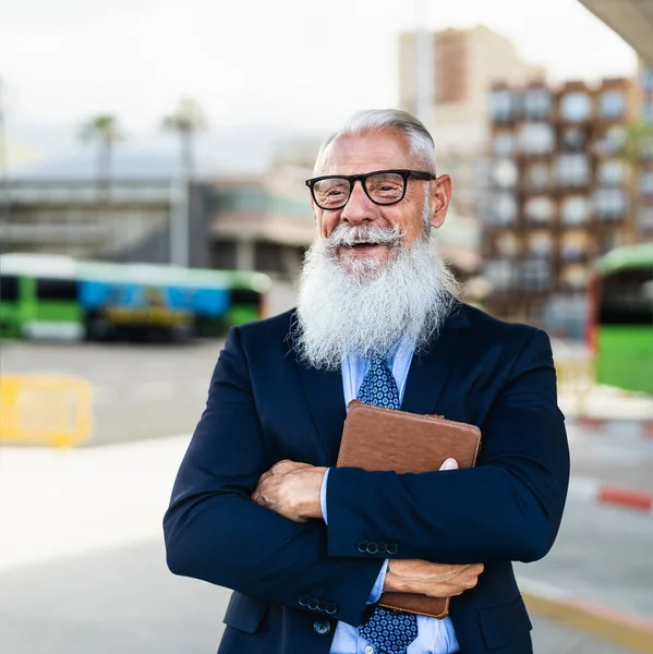 Pria Bisnis Senior Yang Bahagia Memegang Laptop Saat Menunggu Stasiun — Stok Foto