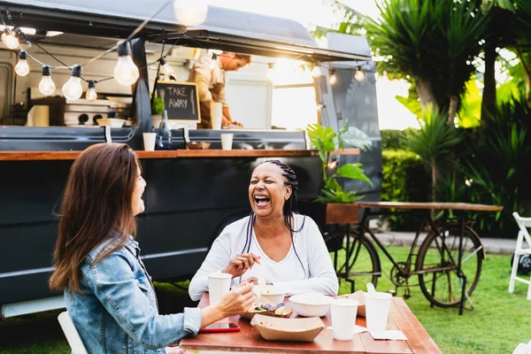 Gelukkig Multiraciale Senior Vrienden Hebben Plezier Eten Een Straat Voedsel — Stockfoto