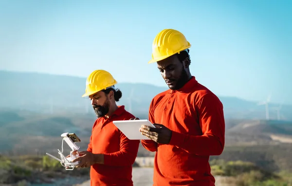 Ingegneri Droni Che Lavorano Nel Parco Eolico Energia Alternativa Concetto — Foto Stock